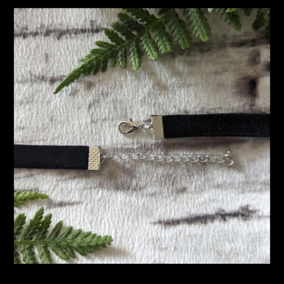 🖤  Moth Choker - Picture 2 of 3